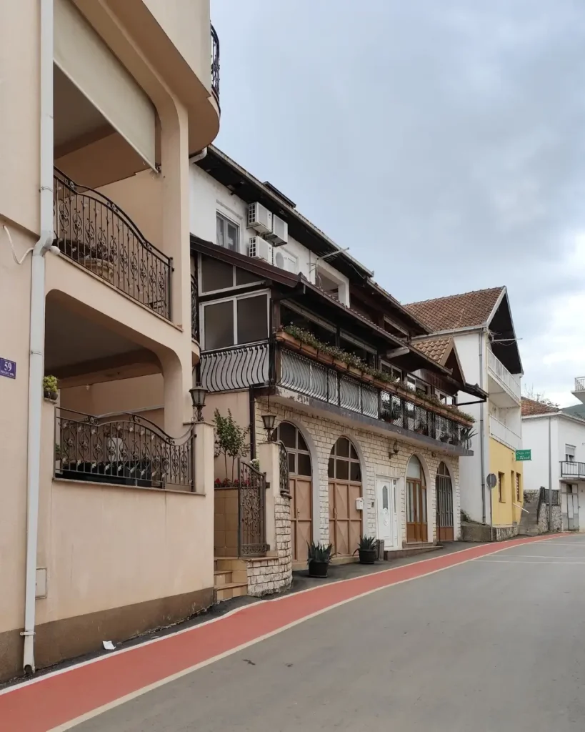 Euro na ulicy w Medugorie. Neofita